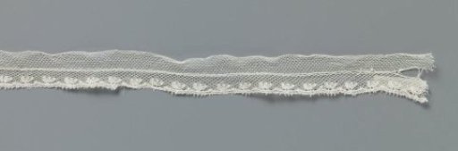 Strip of bobbin lace with three-lobed fan-shaped leaves