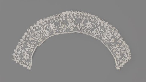 Collar of applied lace with scalloped edge of hanging roses