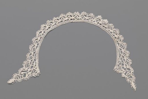 Collar of bobbin lace with geometric pattern of double zigzag with scalloped edge
