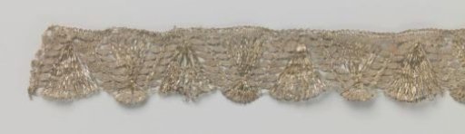 Strip of silver lace with zigzag line and fans