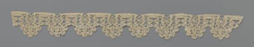 Strip of bobbin lace with lobed scallops formed by a winding ribbon