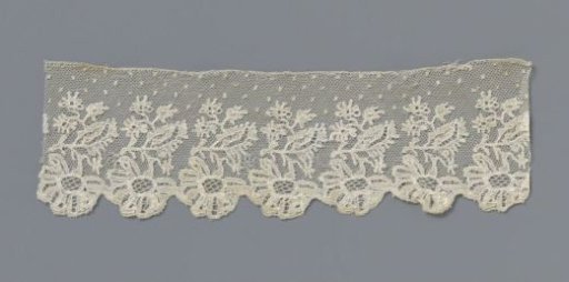 Strip of bobbin lace with a shell border of daisies