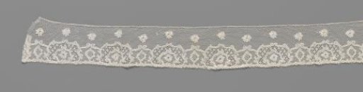 Strip of bobbin lace with linked shield-shaped cartouches