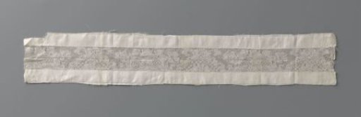 Insert of bobbin lace with halved cartouches
