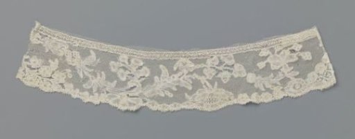 Strip of bobbin lace with a pearl necklace in a compound vine