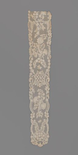 Neck ruff (barbe) of Brussels bobbin lace decorated with, among other things, a fly and a butterfly