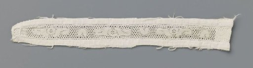 Insert of bobbin lace with heart and round flower