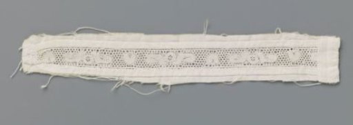Insert of bobbin lace with heart and round flower