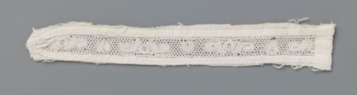 Insert of bobbin lace with heart and round flower