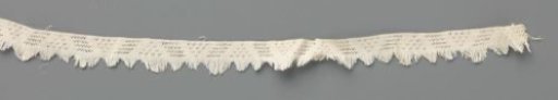 Strip of lace with triangles and triangular fringe scallops
