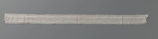 Insert of bobbin lace with geometric pattern of double crosses and diamonds