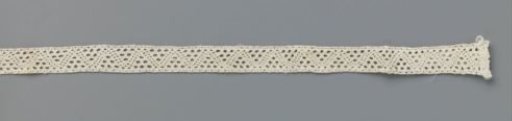 Insert of bobbin lace with a zigzag line