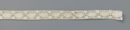 Insert of bobbin lace with a central line of pointed ovals