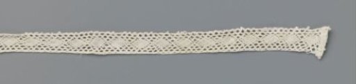 Insert of bobbin lace with a central line of diamonds