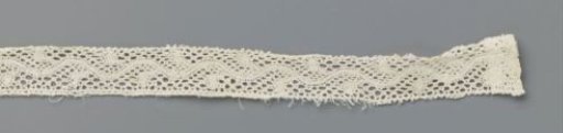 Insert of Bobbin Lace with Wavy Center Line and Loose Ovals