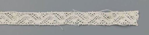 Insert of Bobbin Lace with Wavy Center Line and Loose Ovals