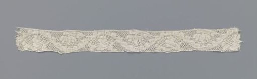 Insert of bobbin lace edge with a wave line of rosette flowers