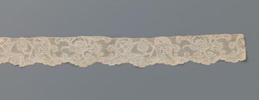 Strip of bobbin lace with exotic flower and poppy head