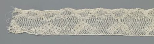 Strip of bobbin lace with V-shaped motifs above pointed ovals
