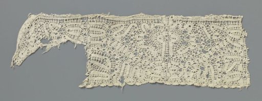 Strip of bobbin lace with a swagged ribbon motif
