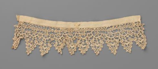 Strip of crocheted lace with pointed scallops in punto in aria