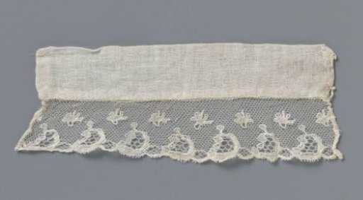 Cuff of cotton with bobbin lace and C-shaped motif