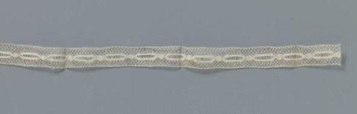 Insert of machine-made lace with a chain of pointed ovals and rosettes