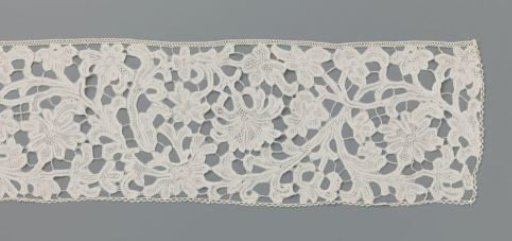 Border for a superplie of bobbin lace with wavy volute scrolls