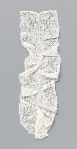 Jabot of bobbin lace for a child