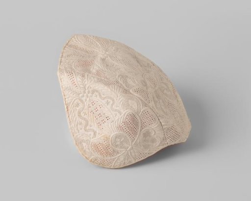 Baby cap consisting of three pattes, of quilted cotton (point de Marseille) with a symmetrical floral fantasy pattern