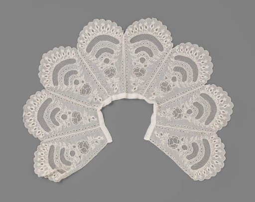 Collar of batiste and tulle, divided into eight lobes