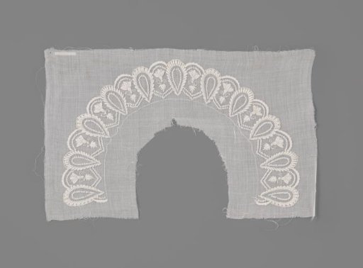Collar of batiste decorated with embroidery
