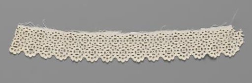 Strip of batiste with lace embroidery with two rows of openwork daisies and a scallop edge