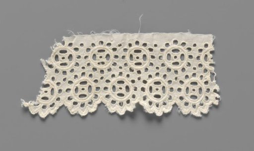 Strip of batiste with lace embroidery with two rows of openwork daisies and a scallop edge