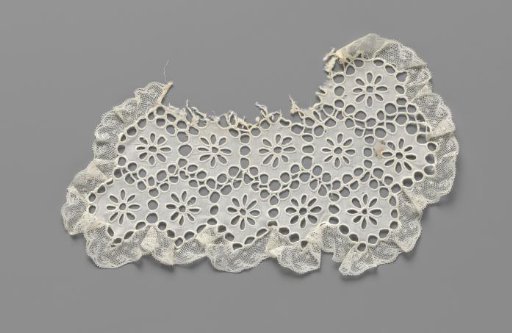 Collar (half) of batiste with connected hexagons containing marguerites of lace embroidery