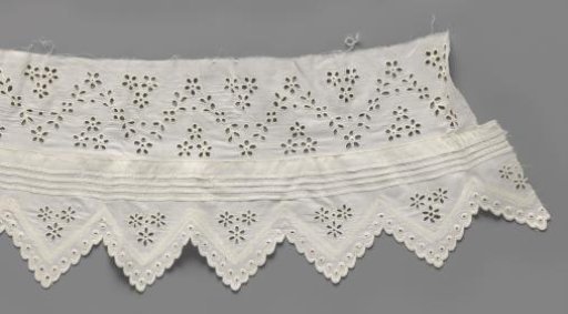 Strip of cotton with lace embroidery with four upturns and zigzag shells with openwork daisies