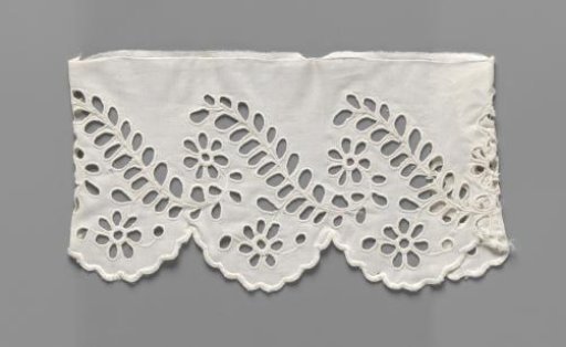Cotton cuff with lace embroidery of daisies between feathered S-shaped leaves