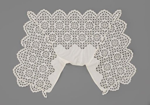 Collar of batiste decorated with English embroidery