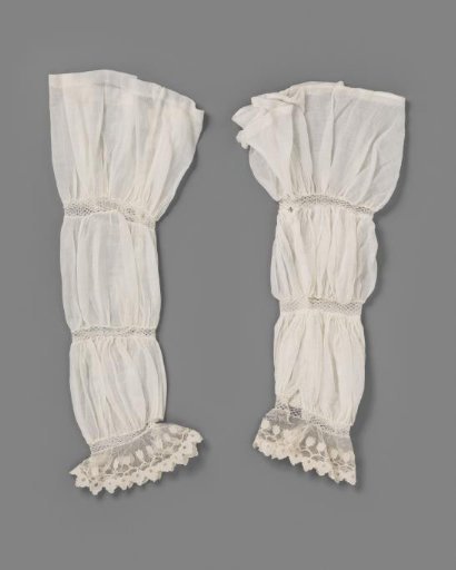 Mamluk sleeve of fine cotton with three lace inserts and a cuff of applied tulle