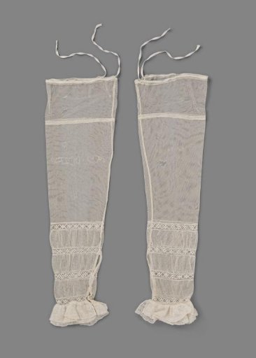 Sleeve of tulle with four inserts and a double ruffle of Mechelen lace