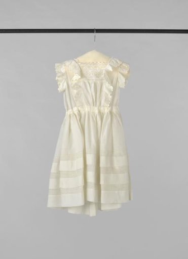 Toddler's dress of batiste with woven openwork edges