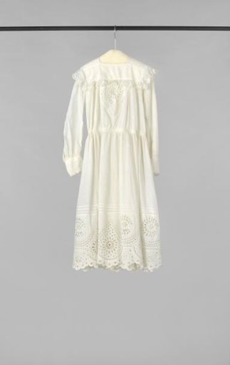 Girl's dress with long sleeves of white cotton, decorated with inserts, pointed edges and at the bottom a wide strip of English embroidery and lace
