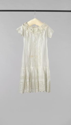 Girl's dress with short sleeves, front fastening with buttons and very low waist of white cotton, decorated with shirring, English embroidery and lace
