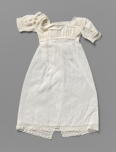 Dress, white, for a doll of fine batiste with bow galloon and eyelet edging, Empire/Restoration