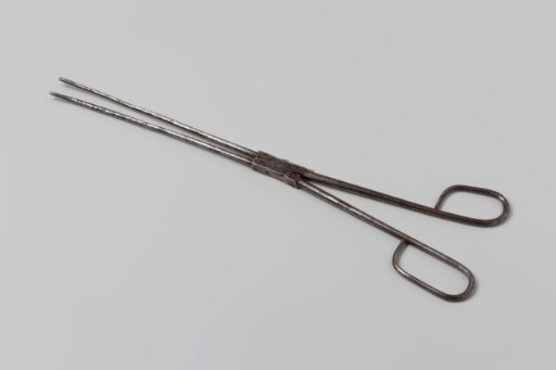 Iron crimping iron for pleats in a cap, in the model of scissors