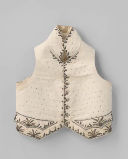 Court vest with a high standing collar, false pockets with flaps and seven fabric buttons of white taffeta, embroidered with silver sequins, white silk and blue stones