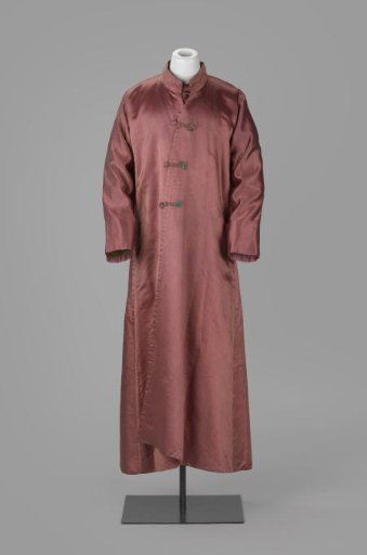Bed jacket with narrow collar, long sleeves with turn-backs and a wrap closure with three braided cords and buttons, of fine red-green striped satin; green silk lining.