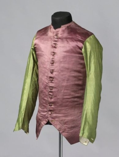 High-collared sleeveless jacket with two low pockets with flaps and 11 fabric buttons, fine red-green striped satin; sleeves and part of the back of green silk, lining of linen and cotton