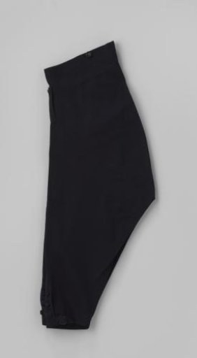 Knee breeches of black wool with fabric buttons, flap, three pockets, high waistband and knee fastening with three upright buttons and horizontal band with a black buckle