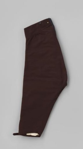 Knee breeches of brown wool with flap pleat, split with three buttons and narrow knee band with gilded or gold buckle